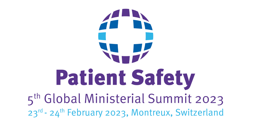 Logo des 5. Patient Safety Summit, welcher vom 23. - 24. Februar 2023 in Montreux, Schweiz, stattfinden wird. Das Logo zeigt ein weisses Kreuz, inmitten einer Kugel, welche in blauen und violetten Farben koloriert ist.